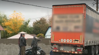 Accident &icirc;n Brașov, pe DN13. Trei persoane rănite, printre care și un copil, după un TIR a lovit o mașină