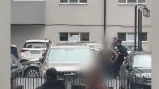 VIDEO Polițist din Suceava, imobilizat cu dificultate de colegi, după ce a provocat un scandal &icirc;ntr-o parcare