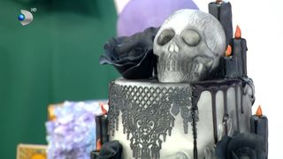 VIDEO &bdquo;Aceste torturi sunt mai complexe&rdquo;. Prăjituri cu tematică de Halloween