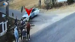 VIDEO Momentul &icirc;n care bărbatul din Olt face accident după ce fură o mașină cu tot cu copil. Minora de 7 ani, la un pas de moarte
