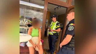 VIDEO O t&acirc;nără din Constanța, cercetată &icirc;n nouă dosare penale după mai multe atacuri violente &icirc;n spații publice. Oamenii se tem să iasă din case