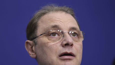 VIDEO Luca Niculescu a depus programul de guvernare şi lista viitorilor miniştri &icirc;n Parlament. Votul &icirc;n plen, programat pentru marți