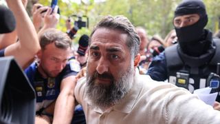 Soția lui Ionel Rusen, afaceristul cercetat &icirc;n același dosar de &icirc;nșelăciune cu Călin Georgescu, audiată la DIICOT. &Icirc;n conturile femeii ar fi ajuns o parte din din suma de 1,1 milioane de euro