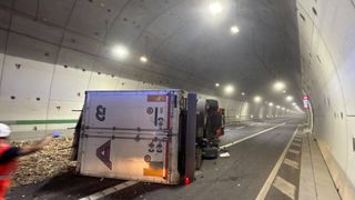 Rom&acirc;n mort pe o autostradă din Italia. Șoferul de TIR s-a răsturnat cu camionul &icirc;ntr-un tunel 