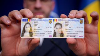 Rom&acirc;nii o să primească o notificare cu cel puțin o lună &icirc;nainte să le expire actele. Oamenii urmează să fie anunțați prin SMS sau e-mail