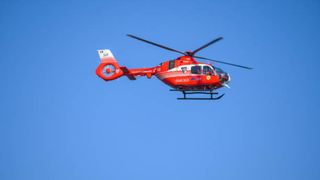 Clipe de coșmar &icirc;n Sibiu! Un minor aproape și-a pierdut m&acirc;na după ce a prins-o &icirc;ntr-o balotieră. A fost dus de urgență cu elicopterul la T&acirc;rgu Mureș