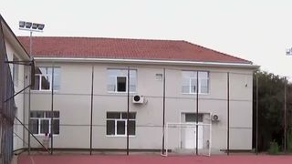 VIDEO Incident violent &icirc;ntr-o școală din Rom&acirc;nia. Prima reacție a părinților care au bătut un profesor de spor: &rdquo;Da, da, ne pare rău!&rdquo;
