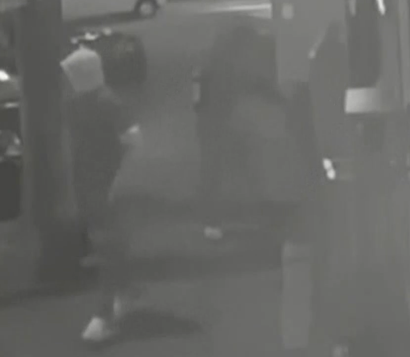 VIDEO Doi tineri, de 15 și 18 ani, prinși în flagrant în timp ce furau bani din terminale de plată din Capitală