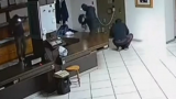 VIDEO Opt rom&acirc;ni, arestați &icirc;n Italia după o tentativă de spargere a unei fabrici de bijuterii. Planul lor a eșuat