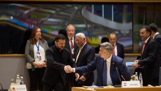 Alianța "teribilă&rdquo; dintre Trump și Putin amenință să zdruncine unitatea Europei &icirc;n privința Ucrainei. Ce mesaj transmite Zelenski la summitul UE