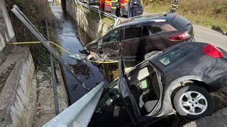 O manevră periculoasă a dus doi șoferi cu mașinile &icirc;n șanț. Accident cu o victimă &icirc;n Prahova 