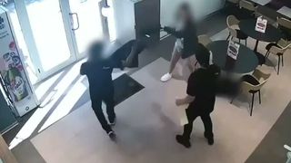 VIDEO T&acirc;năra din Constanța, arestată preventiv după o serie de agresiuni asupra femeilor: &rdquo;Am tot &icirc;ncercat să cer ajutorul, dar nu am primit&rdquo;