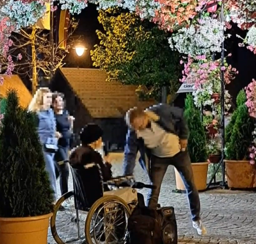 VIDEO Cerșetor „milionar” la pelerinajul Sfintei Paraschieva Câștiguri uriașe, mașină de lux și trucuri controversate