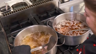 VIDEO Aromele toamnei &icirc;ncălzesc restaurantele de la munte. Preparatele bogate &icirc;n grăsimi, vedetele sezonului rece
