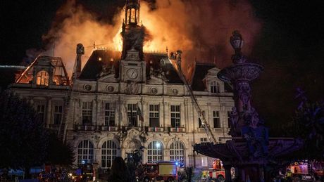 Incendiu devastator &icirc;n timpul protestelor din Franța! Primăria oraşului Limoges, distrusă