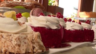 VIDEO &bdquo;Atunci c&acirc;nd masa e &icirc;ncărcată cu produse tradiționale, e exact ce trebuie&rdquo;. Deserturi spectaculoase pentru Crăciun