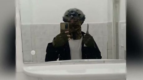 VIDEO Primul atac armat &icirc;ntr-o școală din Rom&acirc;nia. Reacția bunicului, după ce nepotul de 13 ani a &icirc;njunghiat o profesoară și un coleg: &rdquo;A acumulat probleme&rdquo;