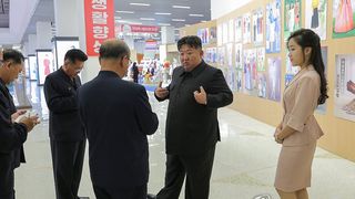 Kim Jong Un ar fi suferit un atac cerebral. "A intrat &icirc;n comă", scrie presa britanică. Noi imagini cu liderul din Coreea de Nord, publicate de agențiile din Phenian
