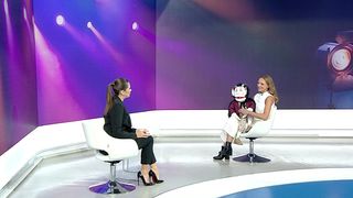 VIDEO &bdquo;M-am g&acirc;ndit că ar fi interesant să am un personaj inspirat din istorie&rdquo;. Păpușa vorbitoare face senzație printre copii