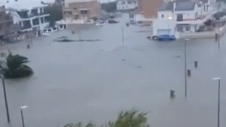 VIDEO O rom&acirc;ncă, victima furtunii Adam din Spania. Femeia s-a &icirc;necat după ce a ignorat avertismentele și a intrat &icirc;n mare 