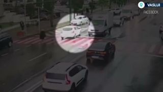 VIDEO Șofer de 76 de ani, cursă pe contrasens &icirc;n Vaslui. A fost amendat după ce a fost oprit de jandarmi