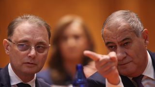 Premierul Luca Niculescu, alături de noul viceprim-ministru de la PSD, Marian Neacșu.
