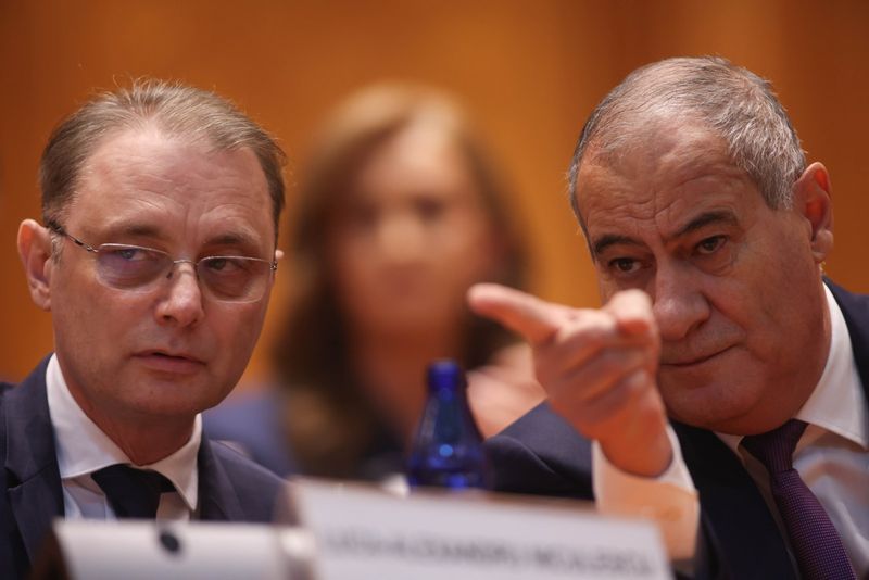 Premierul Luca Niculescu, alături de noul viceprim-ministru de la PSD, Marian Neacșu.