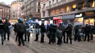VIDEO Italia e &icirc;n alertă. Nebunie după proteste: rafturi goale și armata &icirc;n stradă