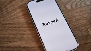 VIDEO Revolut revine online după o pană majoră, dar clienții sunt supărați