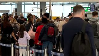 VIDEO Vacanțele aeriene se scumpesc. Biletele de avion ar putea crește cu p&acirc;nă la 20%, iar drepturile pasagerilor se schimbă
