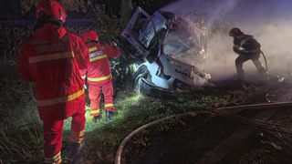 Accident mortal la Iași. Două persoane au decedat după ce un autoturism și o dubă s-au ciocnit