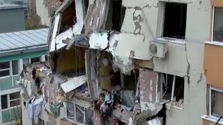 Blocul afectat de explozie &icirc;n Rahova, distrus de macara! Utilajul s-a prăbușit peste imobil &icirc;n timpul lucrărilor de intervenție