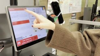 VIDEO Din ce &icirc;n ce mai mulți clienți &icirc;și scanează singuri cumpărăturile 