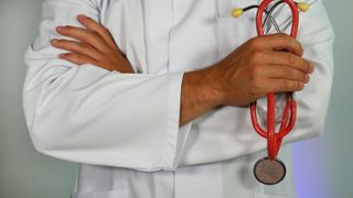 Un bărbat de 28 de ani a pretins că e medic, deși nu avea studii. A profesat trei ani fără să fie deranjat 