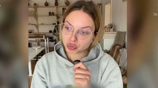 VIDEO O t&acirc;năra din Mediaș a descoperit camere de supraveghere ascunse &icirc;n cabana &icirc;n care se afla &icirc;n vacanță cu soțul ei