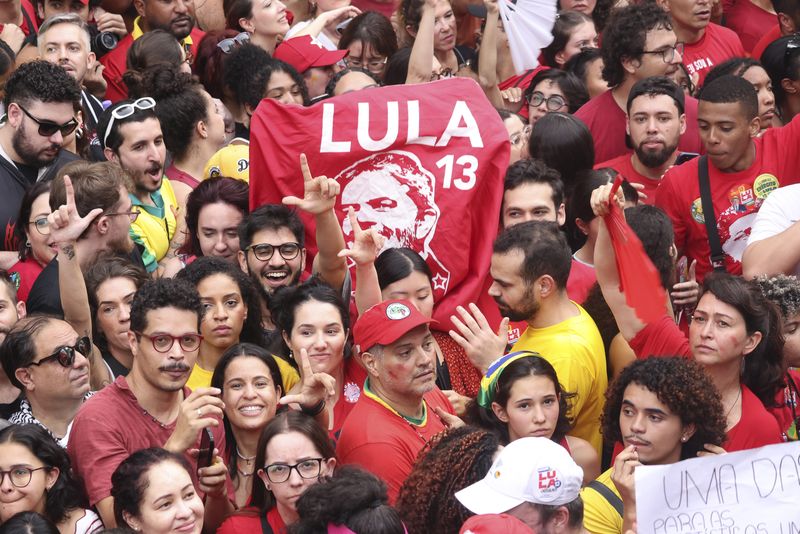 Lula da Silva a obținut al patrulea mandat de președinte al Braziliei