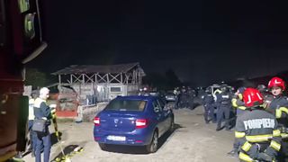 Un pompier a fost lovit cu o cărămidă de localnici, &icirc;n timpul unei intervenții &icirc;n Argeș. Bărbatul a ajuns la spital