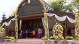 VIDEO &bdquo;Noi muncim, nu furăm&rdquo;. Credință și bani la poalele Patriarhiei