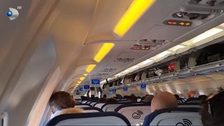 VIDEO &bdquo;Nu puteai să stai l&acirc;ngă ei. Aveau și un comportament ur&acirc;t&rdquo;. Călători cu obiceiuri greu de suportat &icirc;n avion