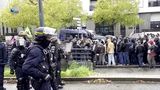 VIDEO &bdquo;Au plecat pregătiți cu leviere&rdquo;. Europa, &icirc;n stradă: proteste violente &icirc;n mai multe țări