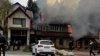  Incediu puternic &icirc;n Bran. O femeie a fost rănită, după ce casa i-a luat foc 