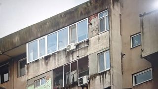 VIDEO Spaima locatarilor din Sectorul 6 și situația alarmantă a clădirilor vulnerabile. Blocul s-a &icirc;mpărțit &icirc;n doua &icirc;n urma unei fisuri: &bdquo;Nu mă mut de aici&rdquo;