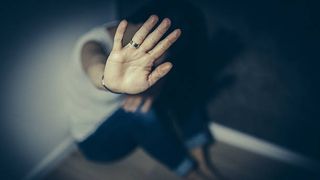 VIDEO T&acirc;nără de 22 de ani, agresată sexual și amenințată cu un cuțit, &icirc;n Sectorul 5. Suspectul a fost arestat preventiv, după o lună