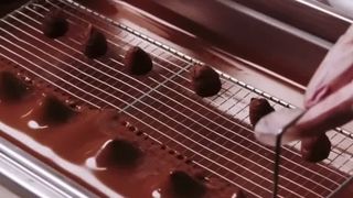 VIDEO Lindt &icirc;și cere scuze pentru scumpiri și reduce prețurile după ce cererea a scăzut