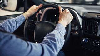 VIDEO Șoferii ar putea scăpa de amendă dacă uită actele acasă. Polițiștii ar urma să le verifice &icirc;n bazele de date