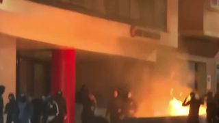 VIDEO Violențe &icirc;n Bilbao. după anularea unui eveniment cu un creator de conținut de extremă dreaptă. De la proteste, la scandal 