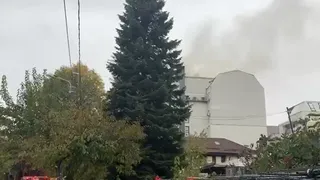 Arde mansarda unui bloc din București. 11 autospeciale intervin pentru stingerea incendiului