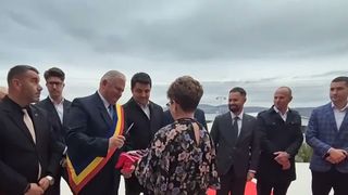 VIDEO Prea mulți oficiali, prea puține foarfeci la Centrul de Tineret din Teiuș