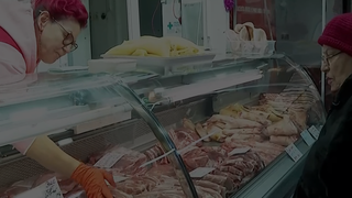 VIDEO Rom&acirc;nii cumpără carne de porc din timp pentru Crăciun, de teamă că prețurile vor crește