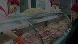 VIDEO Rom&acirc;nii cumpără carne de porc din timp pentru Crăciun, de teamă că prețurile vor crește